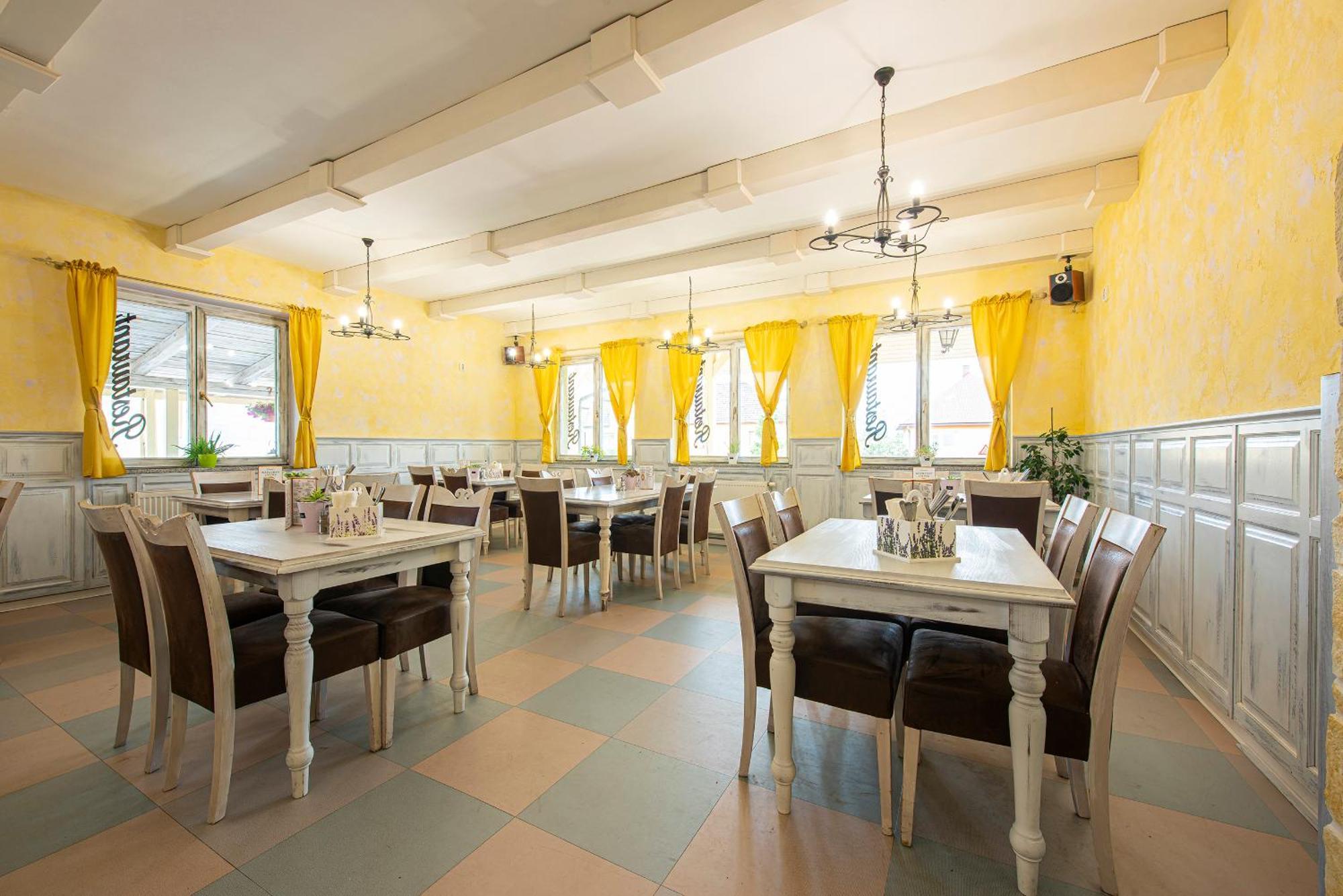 Penzion A Restauracia Lavender Motel โปปรัด ภายนอก รูปภาพ